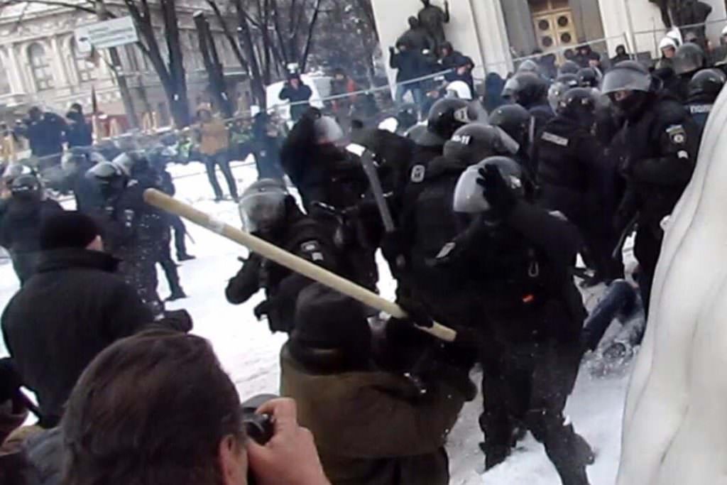 Поліція проводить слідчі дії біля ВР: затримано понад 100 осіб, вилучено 9 гранат