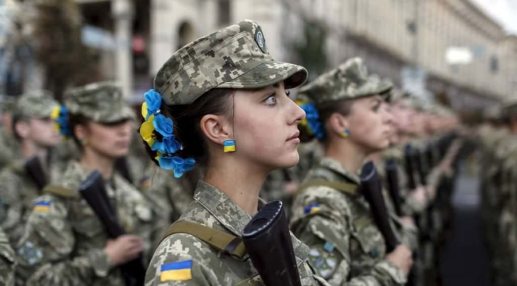 На День Незалежності жінки-військові таки крокуватимуть на підборах — міністр оборони