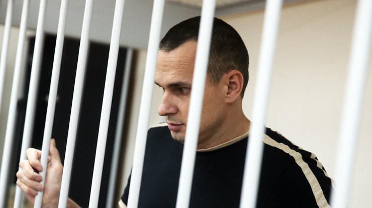 У незаконно ув’язненого у Росії Олега Сенцова почали випадати зуби та волосся