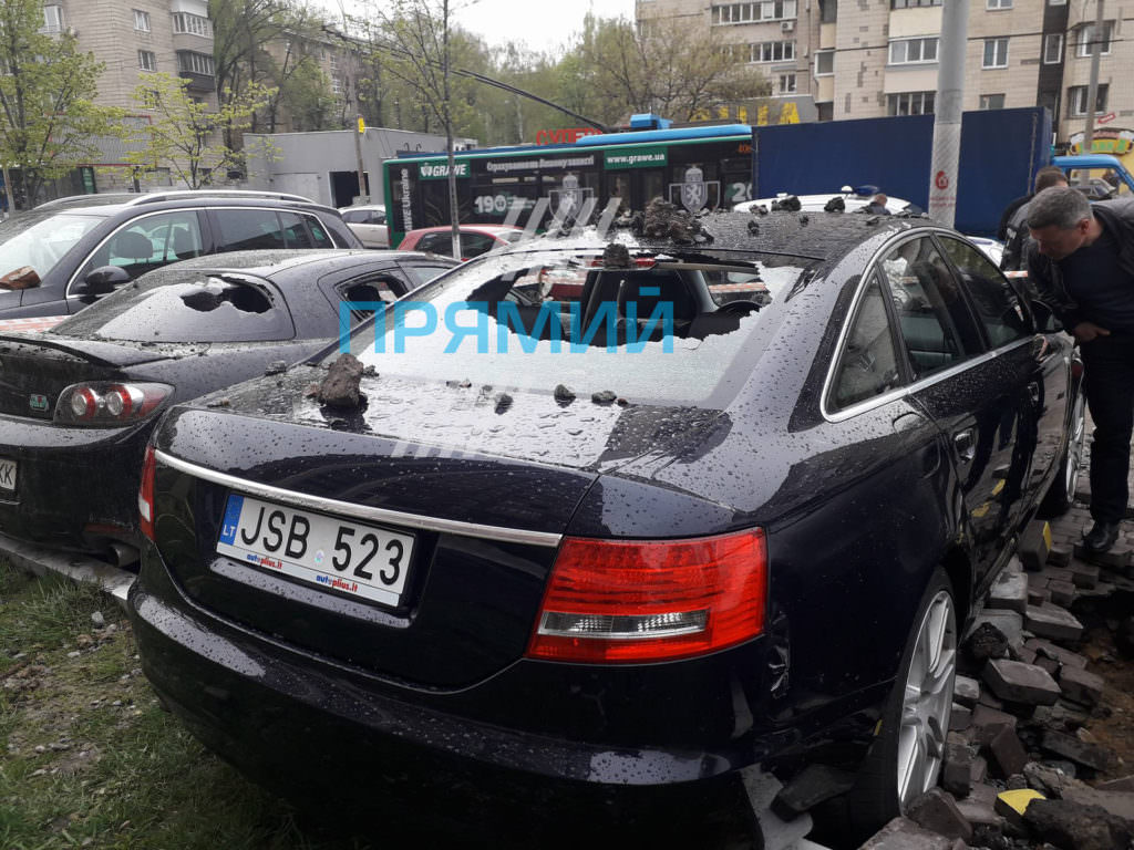 Київ прорив на Солом’янській - пошкоджені авто. Фото