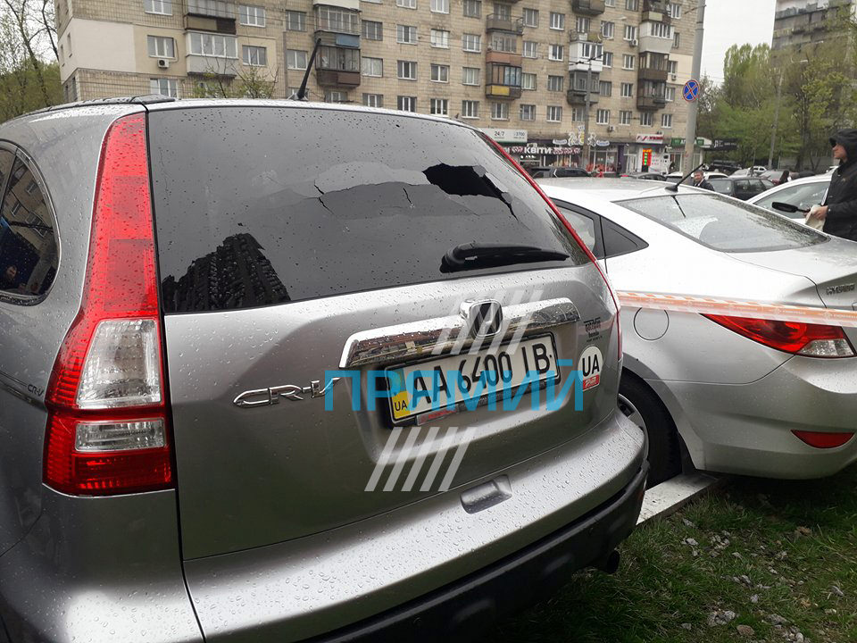 Київ прорив на Солом’янській - пошкоджені авто. Фото