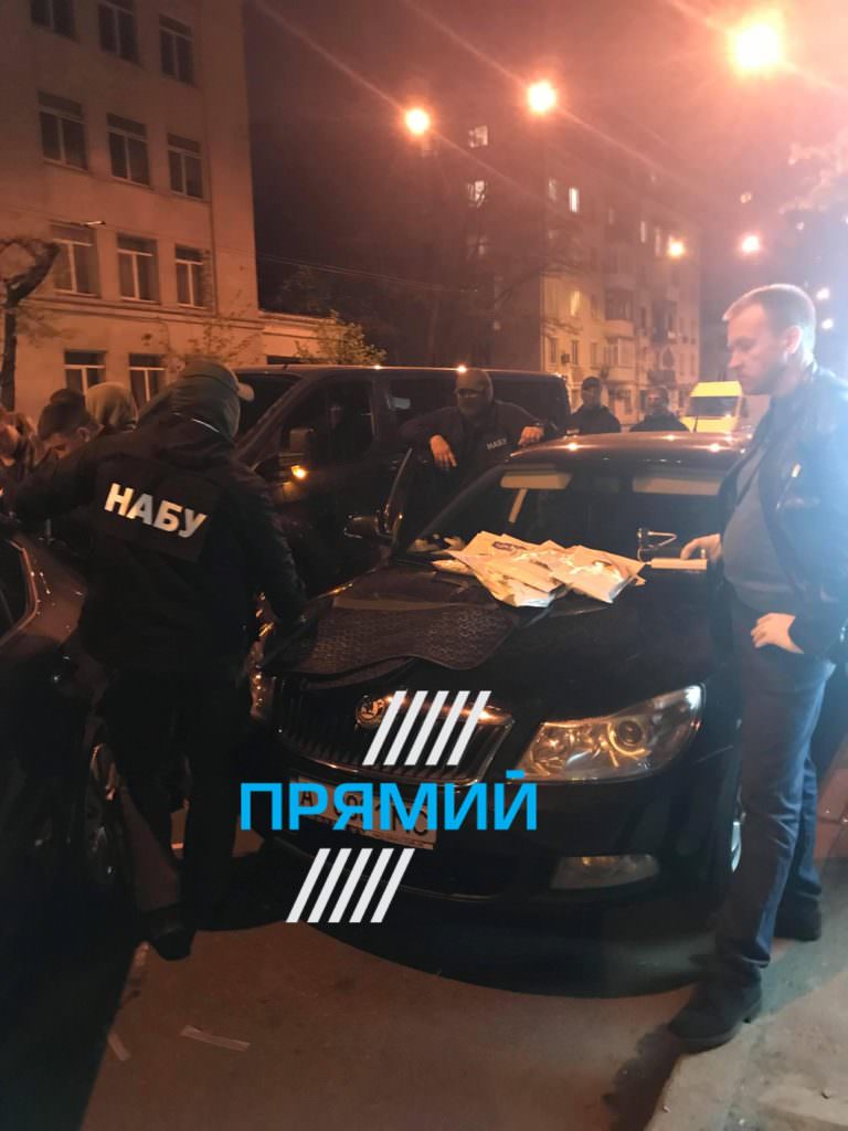 В Киеве на Саксаганского задержали сотрудника СБУ на взятке