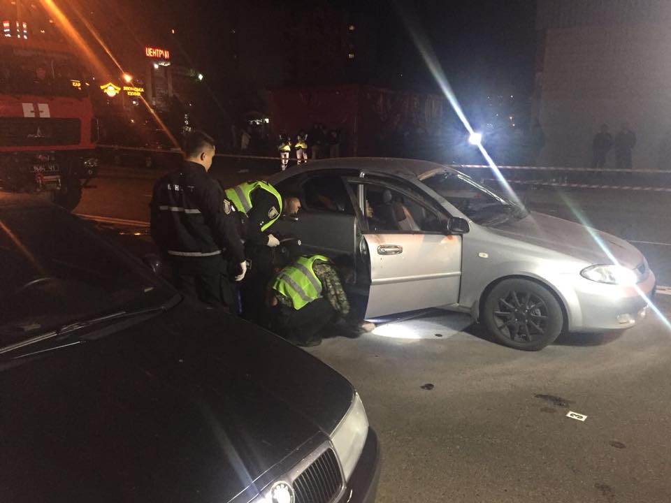 У Києві в автомобілі вибухнула граната: є загиблий і поранений