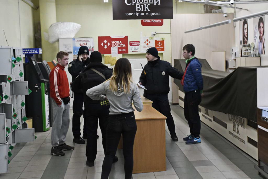У Києві молодики побили продюсера телеканалу та здійснили розбійний напад на супермаркет