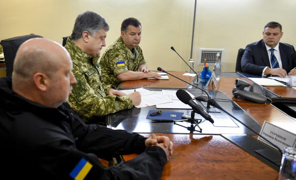 Порошенко підписав наказ про початок ООС  із відсічі та стримування збройної агресії Росії на Донбасі: силовики отримали нові завдання та обов’язки