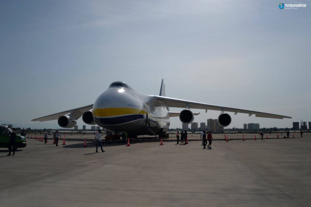 Український літак Ан-124 “Руслан” представили на міжнародному аерокосмічному салоні (фото)
