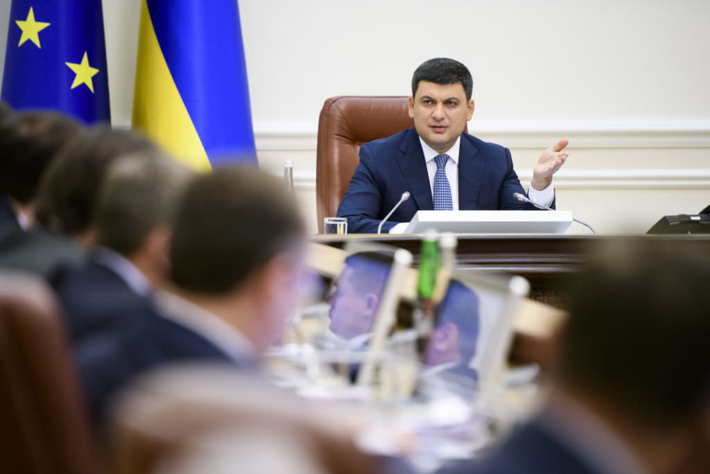 Гройсман посоветовал руководству «УЗ» испытать на себе поездку ночными поездами