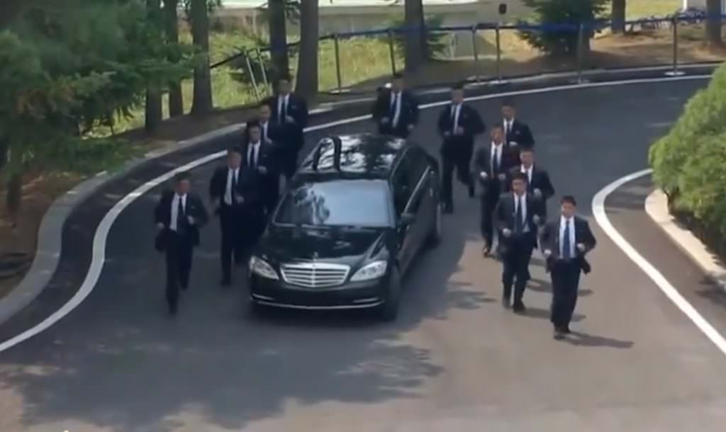 Экстравагантный эскорт: в сети появилось видео с охраной Ким Чен Ына