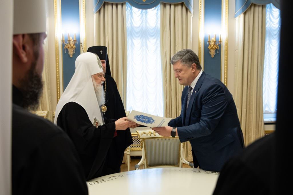 Ієрархи УПЦ КП та УАПЦ офіційно передали президентові звернення до Вселенського Патріарха Варфоломея про надання українській церкві Томосу про автокефалію