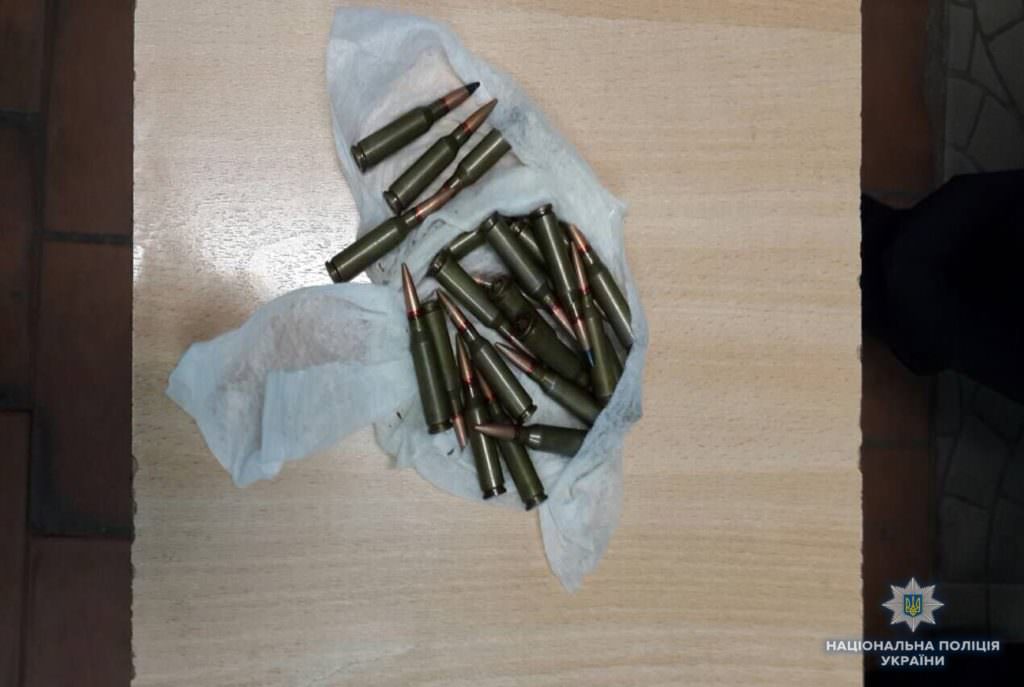 У Києві у метро поліцейські вилучили у молодика патрони до автоматичної зброї