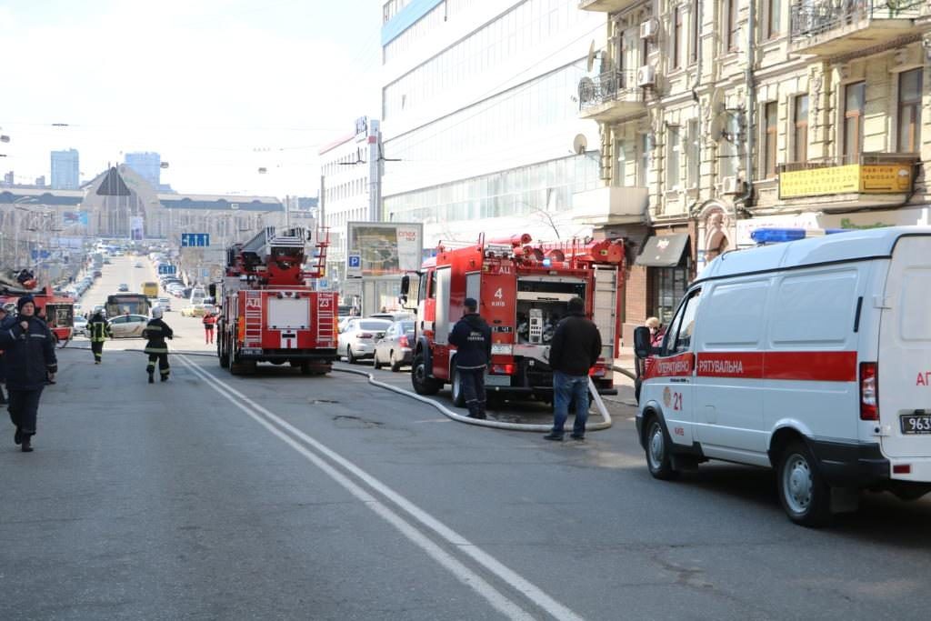 У Києві поблизу вокзалу сталась пожежа в житловому будинку