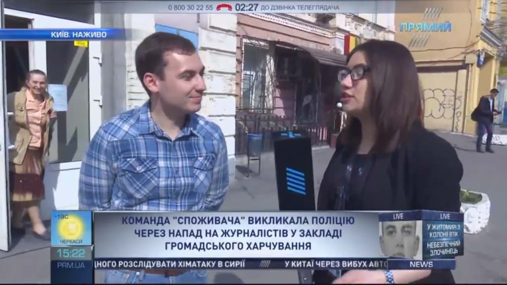 Співробітники кафе “Два гуся” ховаються від поліції після нападу на журналістів “Прямого”