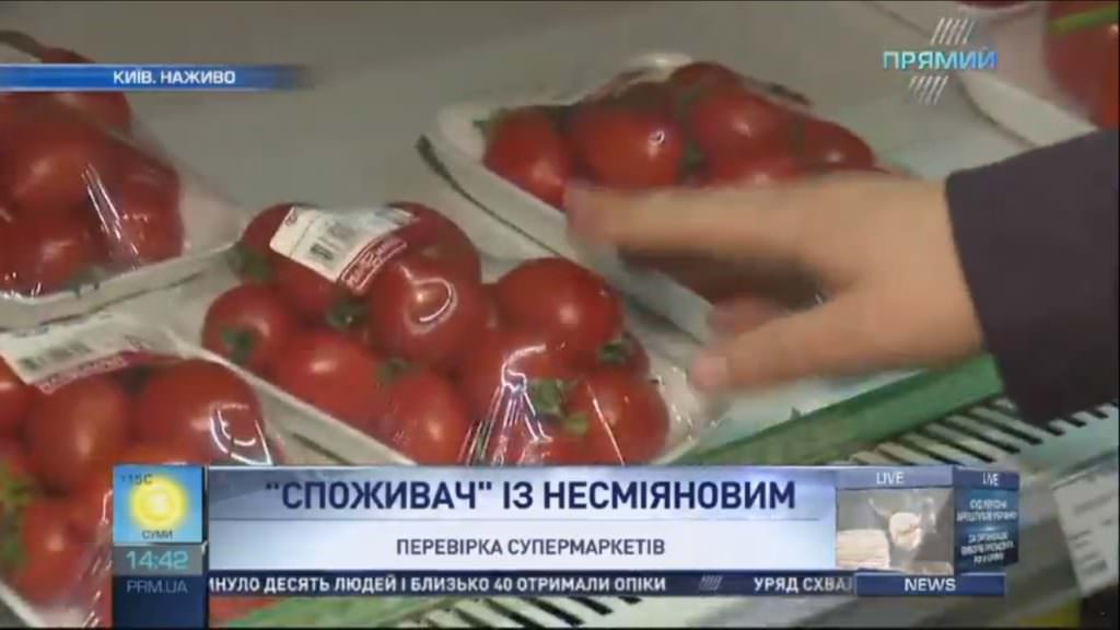 Як безпечно скупитись до травневих свят: Споживач в супермаркеті Києва