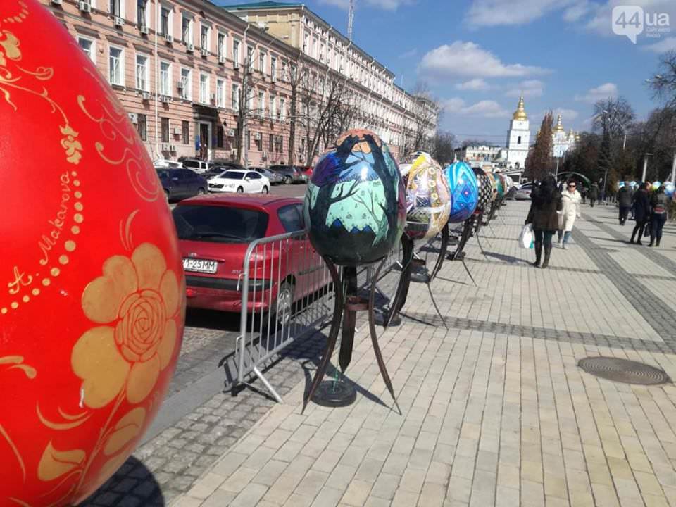 Гігантські писанки та 10-метрове дерево: на Софійській площі Києва почали готуватись до Великодня