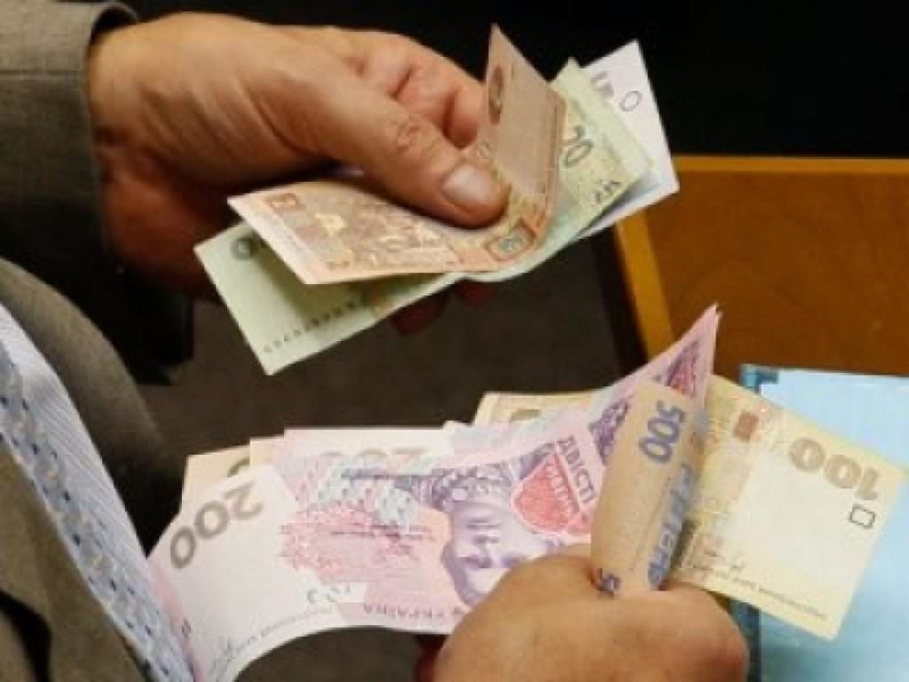 Власть повышает минимальную зарплату вопреки требованиям МВФ — депутат