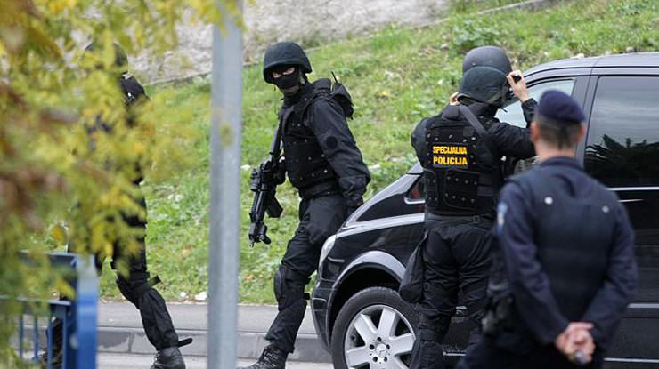 У Хорватії поліція обстріляла фургон з нелегальними мігрантами: є поранені діти