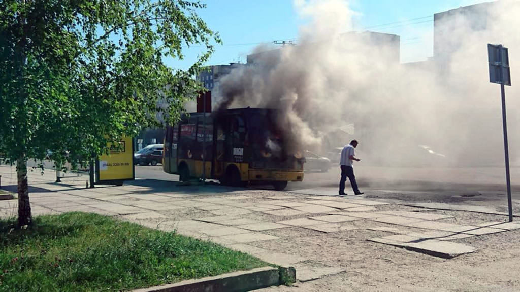 Во Львове на остановке полностью сгорела маршрутка