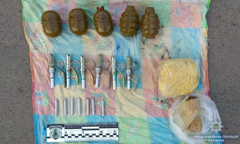 Водій на підпитку віз під своїм сидінням п’ять гранат та вибухову речовину