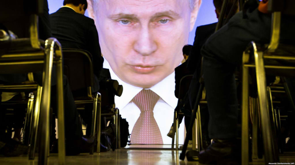В условиях изоляции Путин готов ездить на свадьбу и на похороны — Медведев
