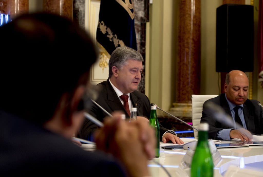 Порошенко виступив за скасування мораторію на продаж землі