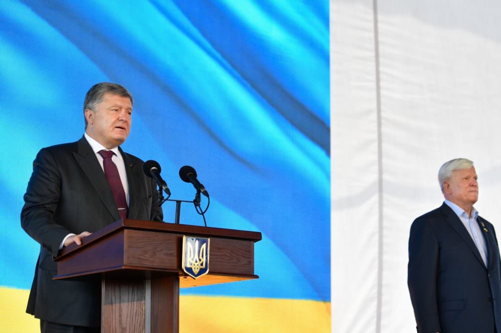 Економіка України зростає дев’ять кварталів поспіль, наступний крок – рішуче підвищення зарплат та пенсій – Порошенко