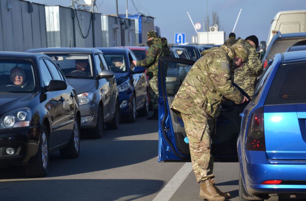 На Донбассе ограничили движение людей и транспорта в 12 населенных пунктах: перечень