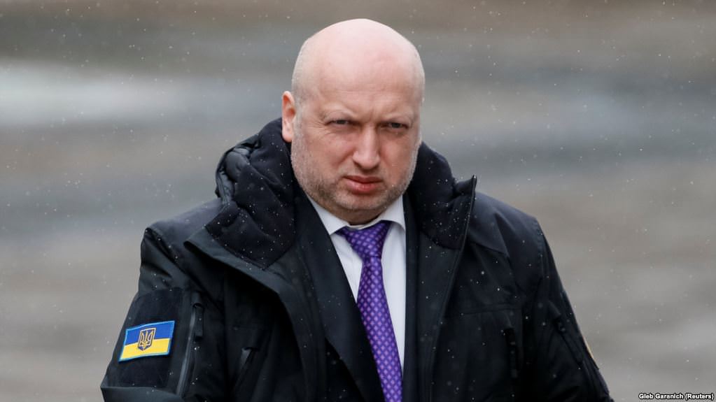 Турчинов просить СБУ ввести санкції проти ЗМІ, які транслювали “парад” з окупованого Донецька