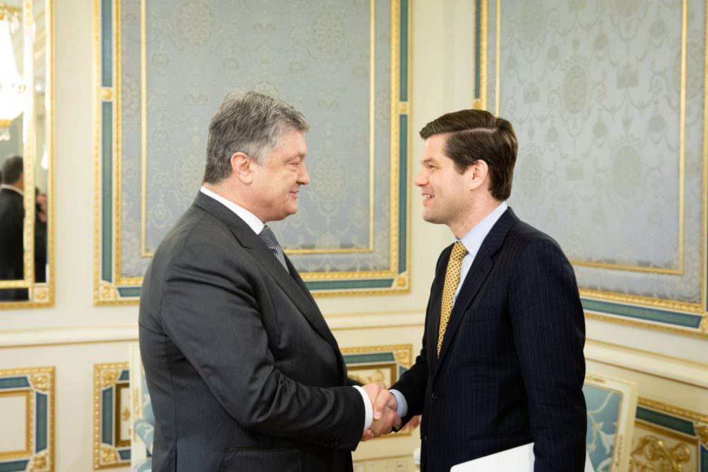 Петр Порошенко встретился с Уэссом Митчеллом: Обсудили Донбасс, миротворческую миссию и противодействие Северному потоку — 2