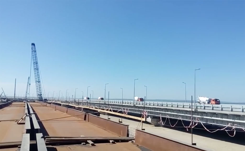 По Керченському мосту в окупований Крим прибули перші автомобілі з Росії: опубліковано відео