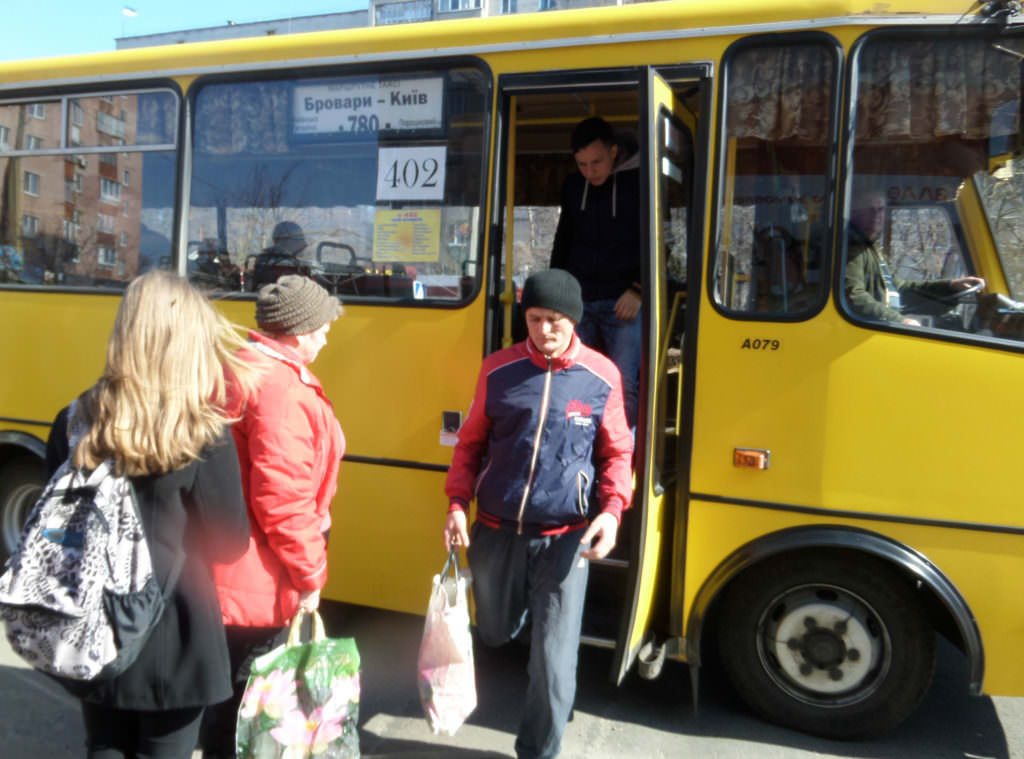 В Киеве обстреляли маршрутку с пассажирами
