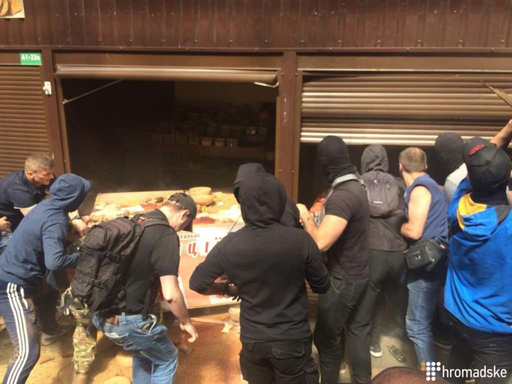 В Киеве произошла стычка между группой неизвестных и правоохранителями на рынке, где избили военного пенсионера