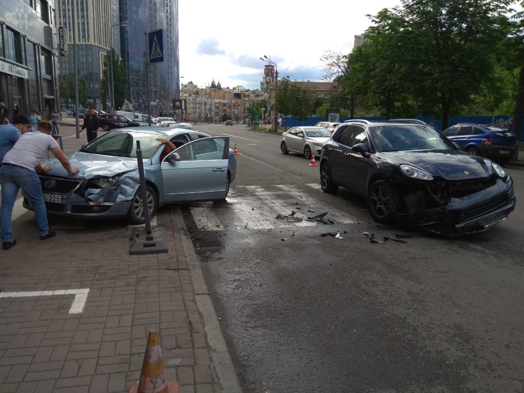 Porsche та авто на бляхах: Біля офісу “Прямого” сталася ДТП (Фото)