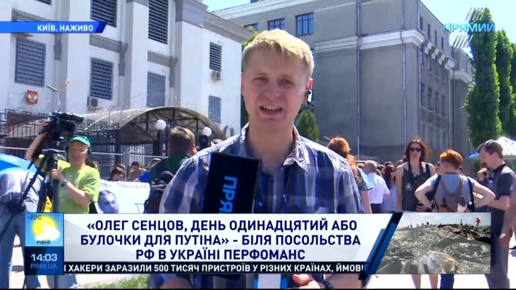 В Киеве возле посольства РФ проходит акция в поддержку Олега Сенцова: подробности «Прямого»