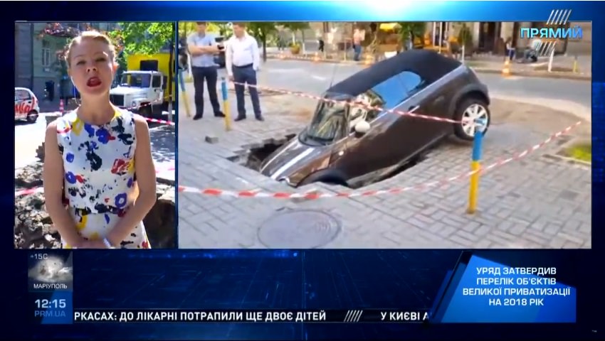 У Києві автомобіль іноземця провалився під землю: подробиці “Прямого”