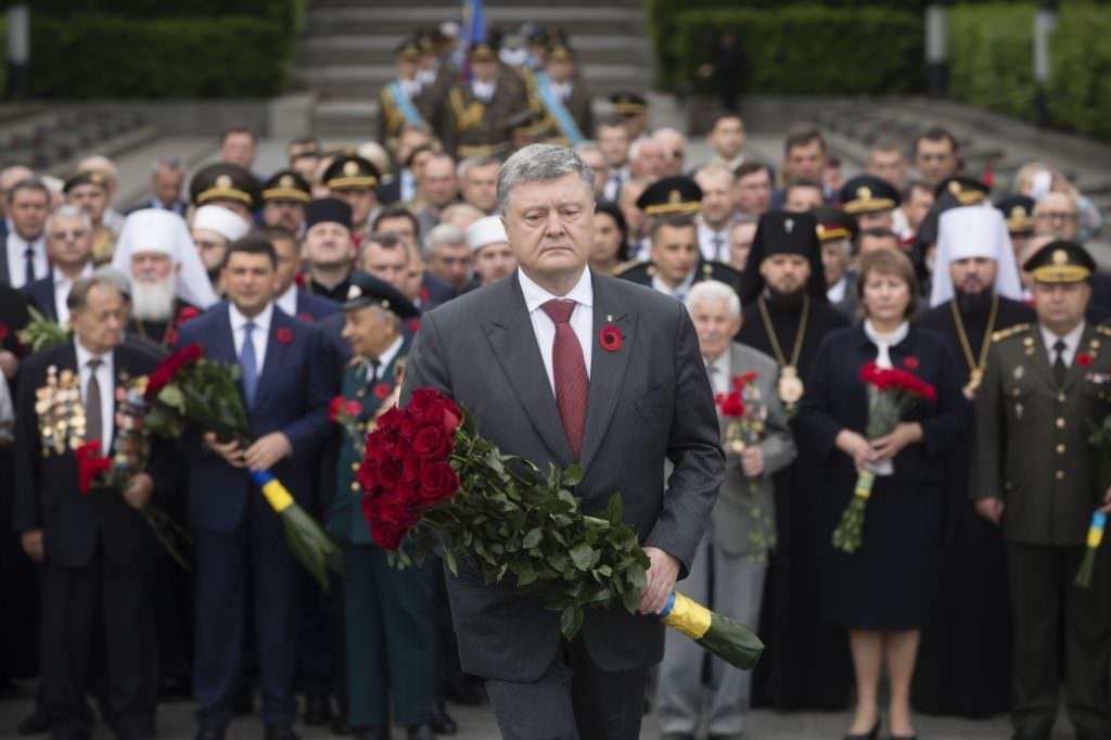 Петр Порошенко почтил память погибших во Второй мировой войне