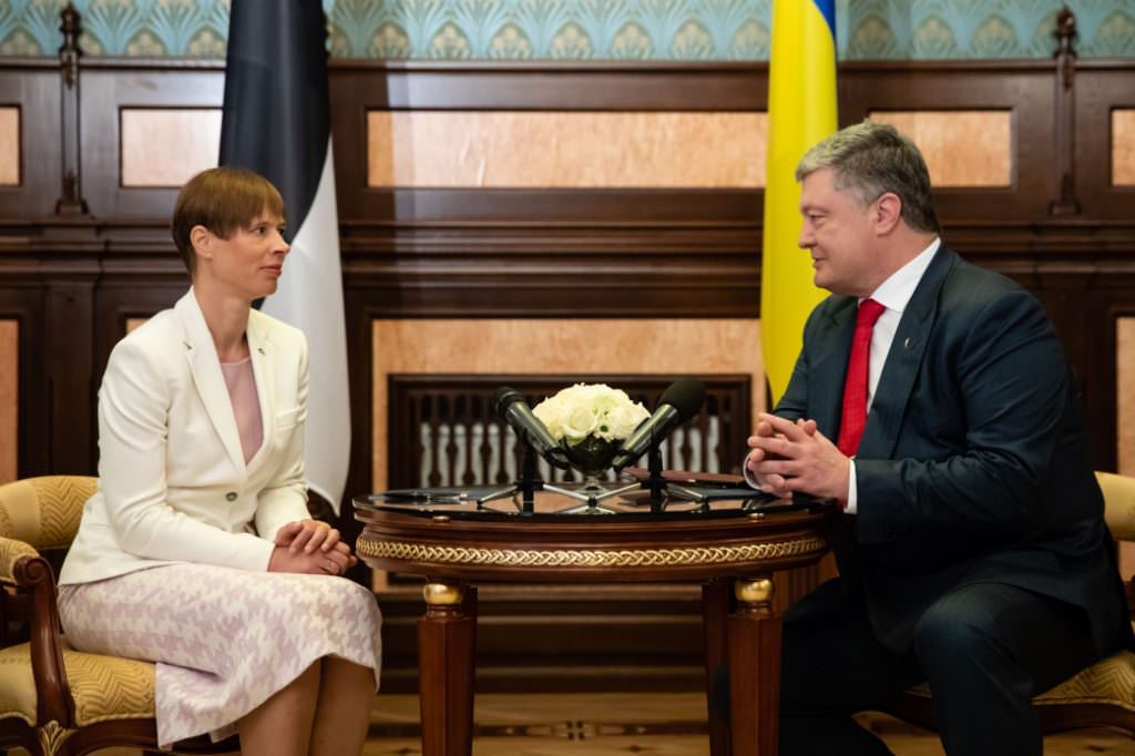 Петр Порошенко поблагодарил президента Эстонии за полную поддержку позиции Украины относительно необходимости введения миротворцев на Донбассе