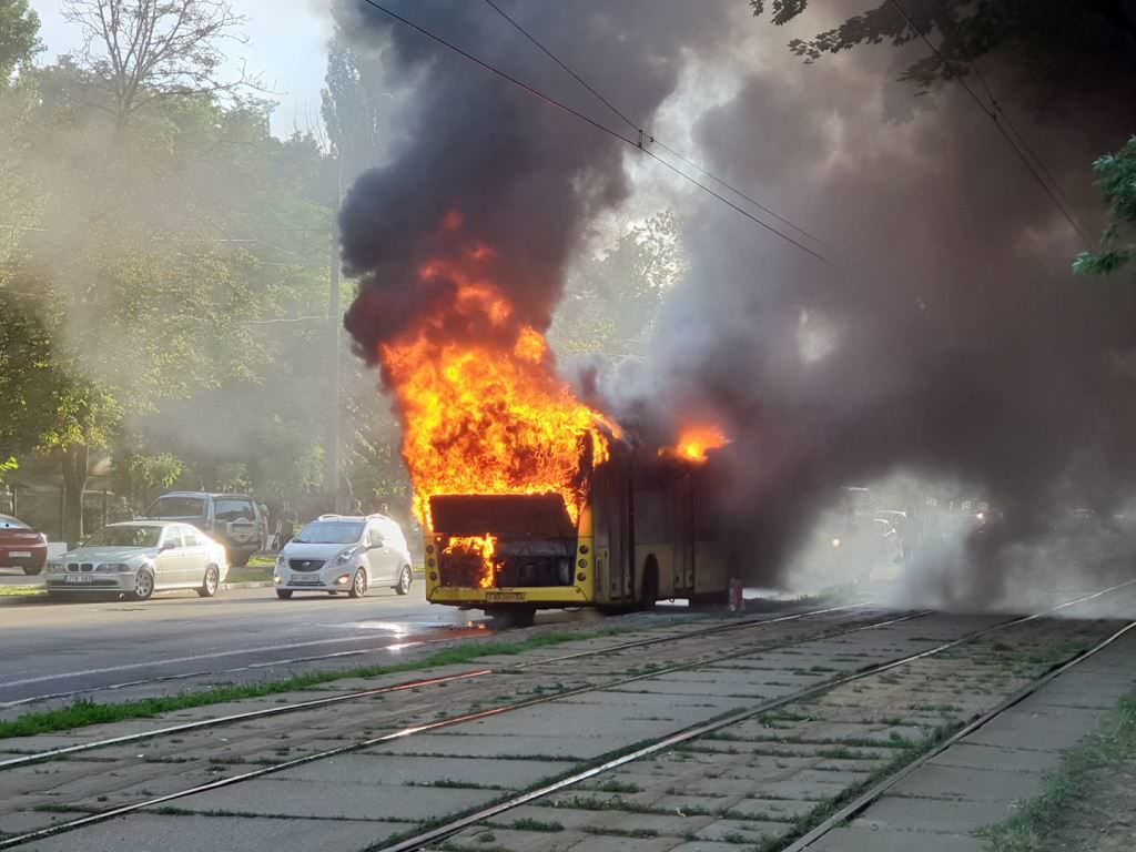 На Лук’янівці вибухнув автобус: водій та кондуктор власноруч  гасили пожежу