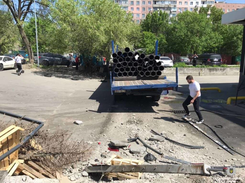 У Дніпрі вантажівка протаранила 10 автомобілів, є жертви. Всі подробиці