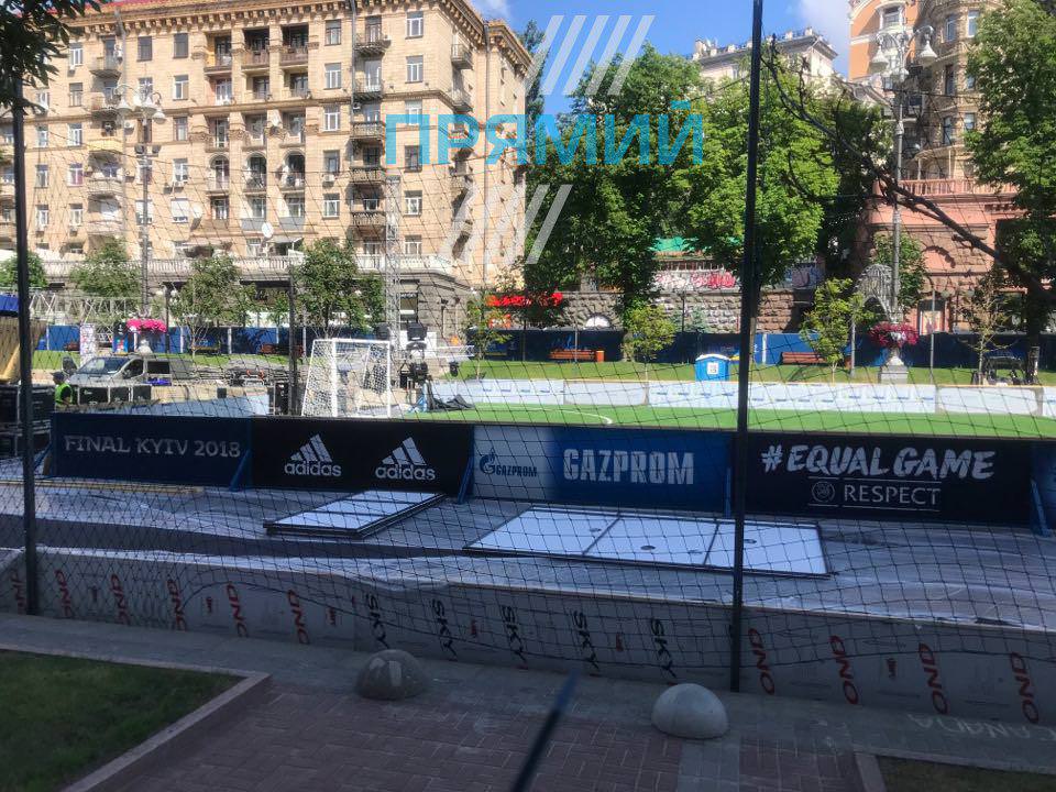 У фан-зоні Ліги чемпіонів в Києві з’явились банери з логотипом “Газпрому” (фото)