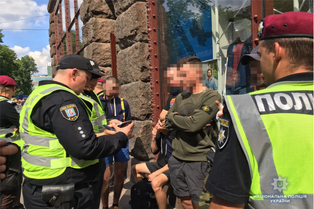 В центре Киева милиция задержала молодчиков с пиротехникой и балаклавами