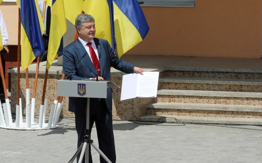 На “лінійці” зомлів школяр, Порошенко кинувся допомогти хлопчику