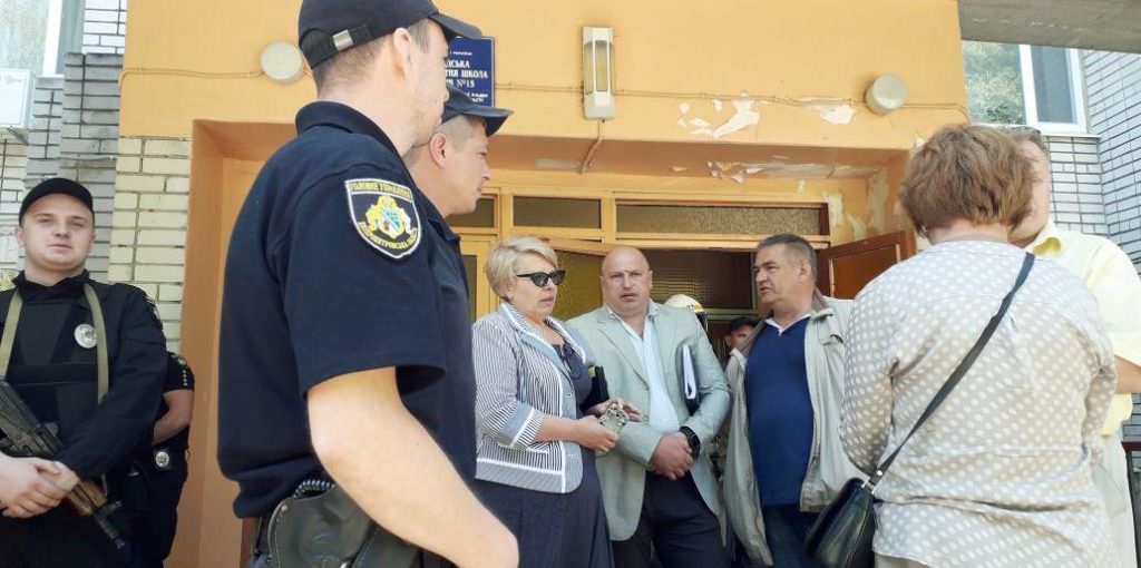 Невідомий у школі Павлограда розпилив газ: евакуйовано 680 учнів