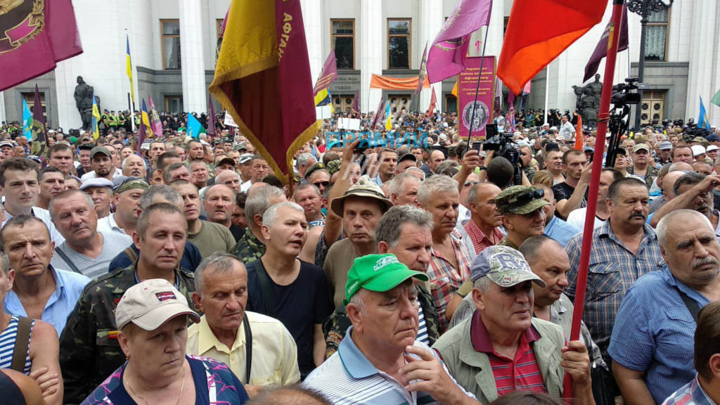 Митинг ветеранов Афганистана под Радой: пять правоохранителей пострадали, Рада работает в штатном режиме. Все подробности на «Прямом»