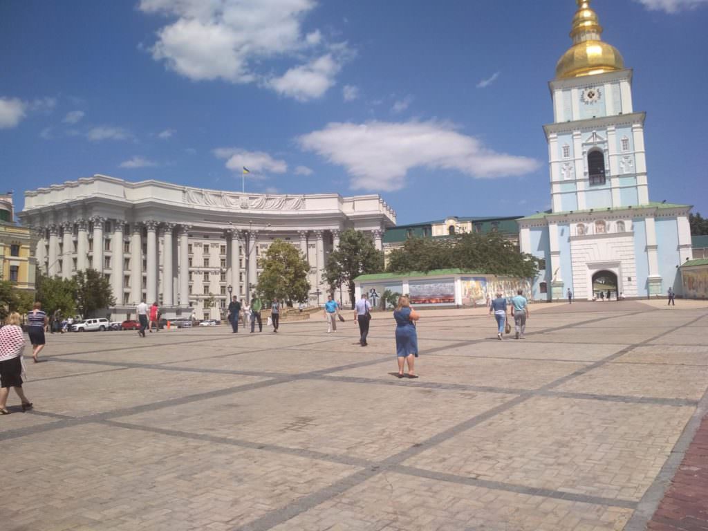В Киеве запретили парковку и транзитный проезд транспорта на Михайловской площади