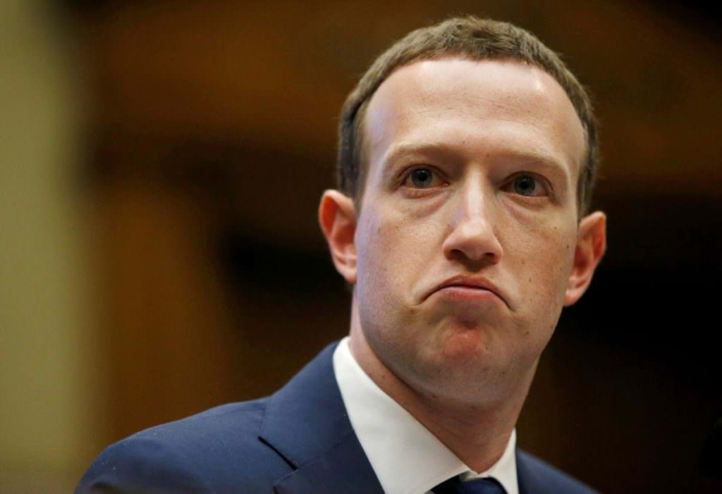 Инвесторы Facebook намерены уволить Цукерберга — СМИ