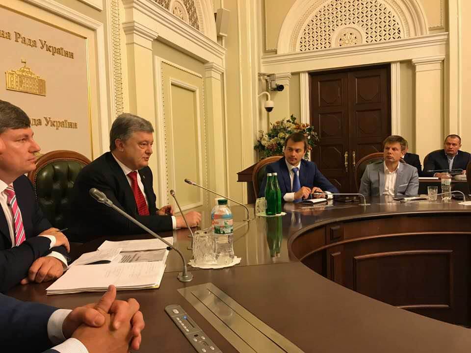 Президент на засіданні фракції БПП закликав підтримати закон про Антикорупційний суд