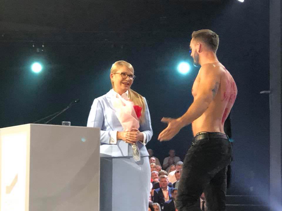 Мужчина в стиле FEMEN призвал Тимошенко не идти в Россию