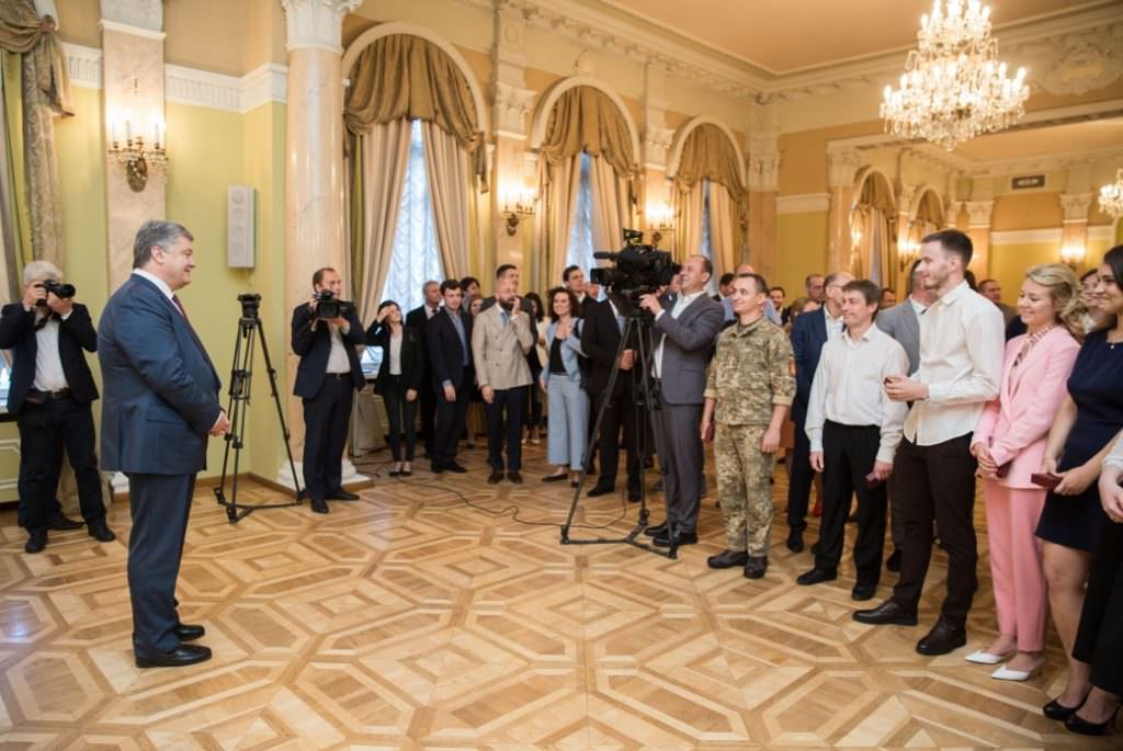 Ваша работа направлена на защиту суверенитета Украины: Порошенко поздравил журналистов с профессиональным праздником