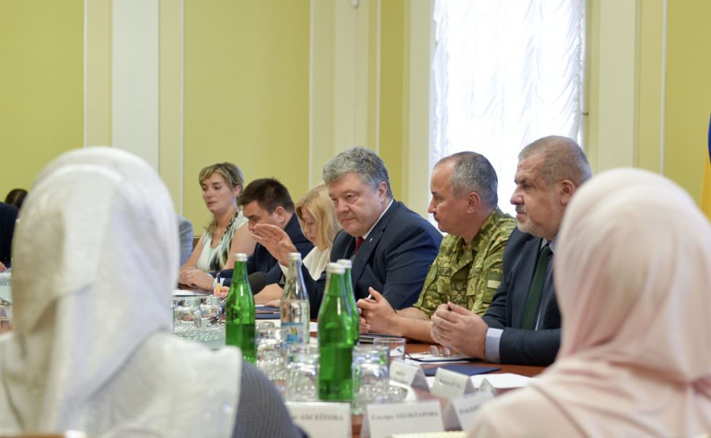 Порошенко встретился с родственниками украинских заложников