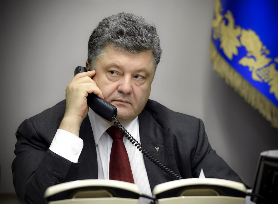 Порошенко обсудил с Путиным освобождение украинских политзаключенных